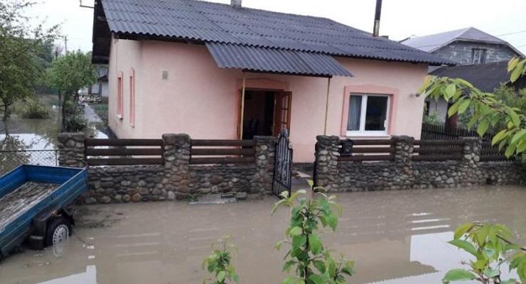 На Прикарпатье сотни домов подтопило после ливня