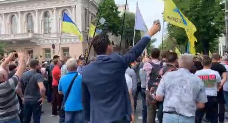 На акции возле Верховной Рады "евробляхер" наехал на полицейского