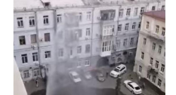 В Киеве из-под земли забил "фонтан" высотой в 5-этажный дом