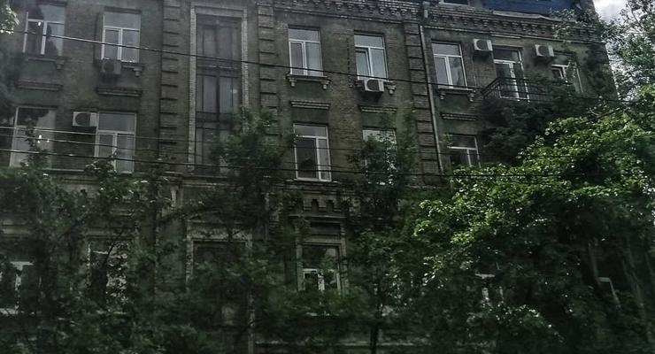 Киевлянин незаконно построил 8 квартир на чердаке многоэтажки в столице
