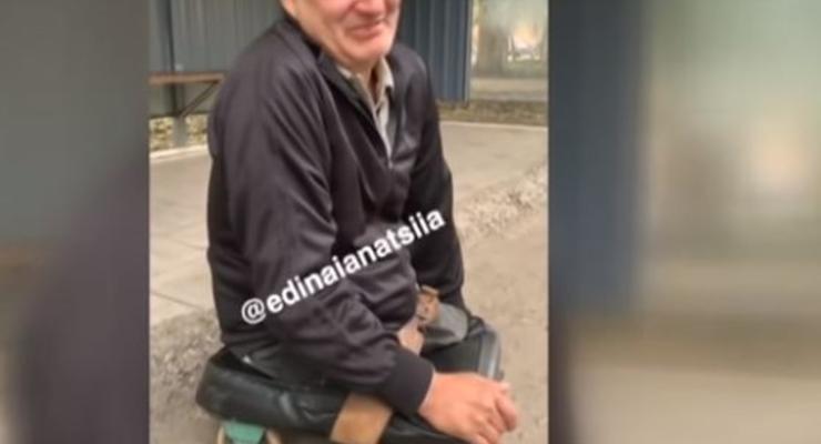 Довели до слез: в Харькове маршрутчики отказались везти мужчину без ног