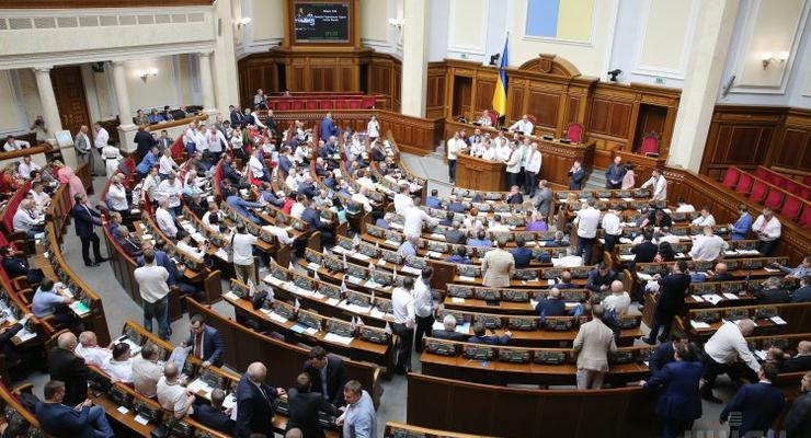 В зале 11 человек: Депутатов отпустили готовиться к инаугурации Зеленского