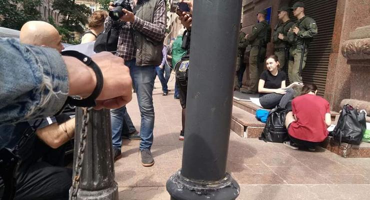У здания Минюста правозащитники приковали себя наручниками