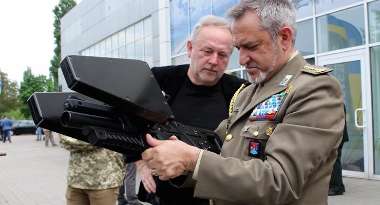 "Цифровой солдат" и антидроновские винтовки: В Броварах представили оружейные новинки
