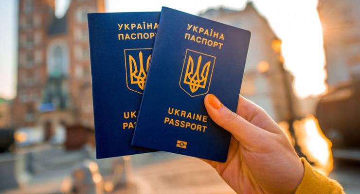 Порошенко дал украинское гражданство сестре Сенцова и бывшему депутату Госдумы России