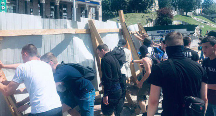 Националисты С14 снесли забор на аллее Небесной Сотни в Киеве
