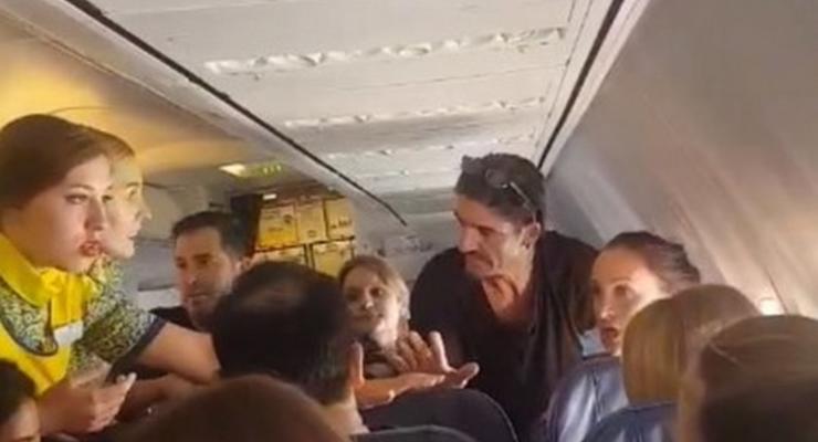 Пьяная украинка в самолете била иностранцев, требуя "очистить салон"