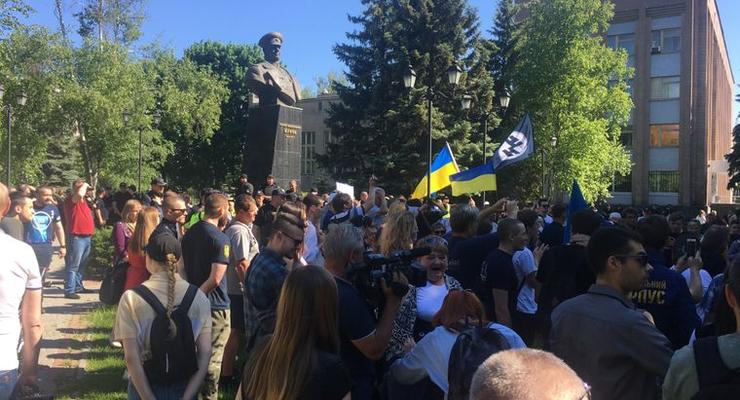 В Харькове на митинге против проспекта Жукова произошли стычки