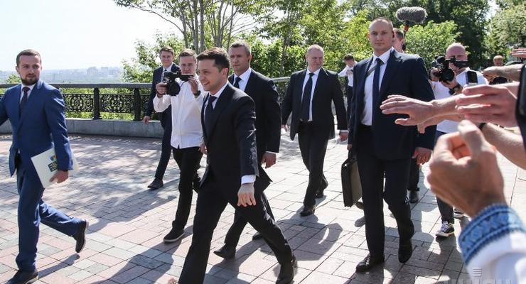 Зеленский пришел на Банковую пешком в компании Разумкова