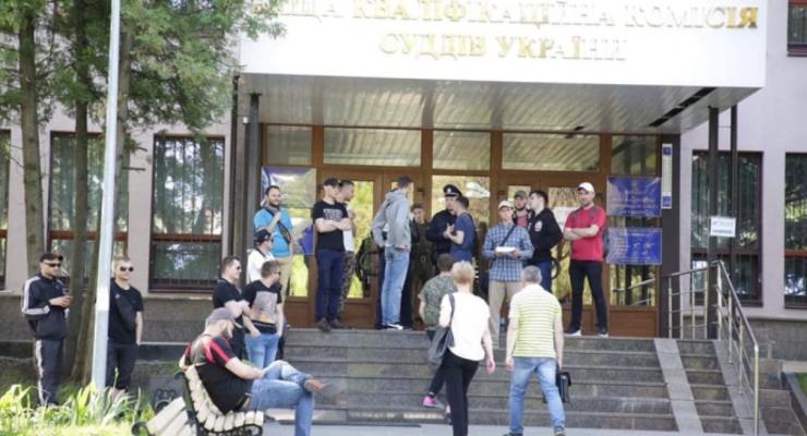 20 парней "спортивной внешности" заблокировали работу ВККСУ