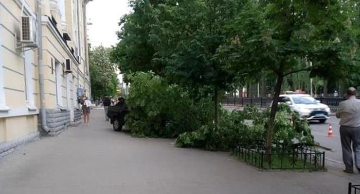 В Киеве автомобиль сбил двух женщин на тротуаре