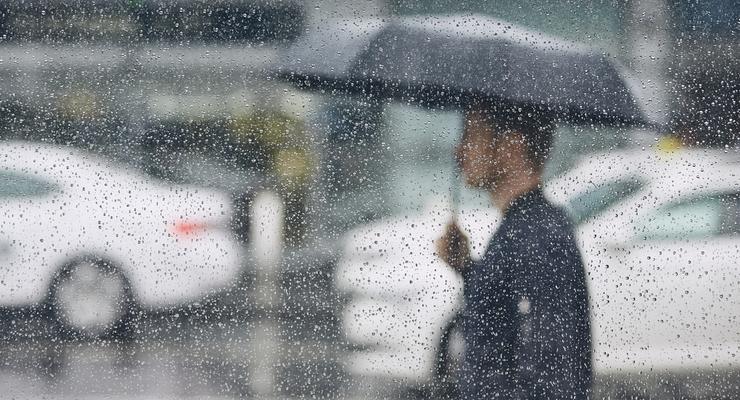Продолжает штормить: Синоптики снова обещают дожди с грозами