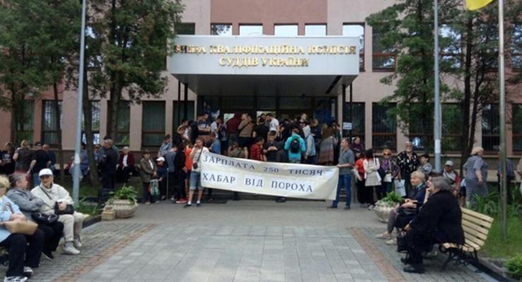 В Киеве парни спортивной внешности второй день блокируют здание ВККСУ