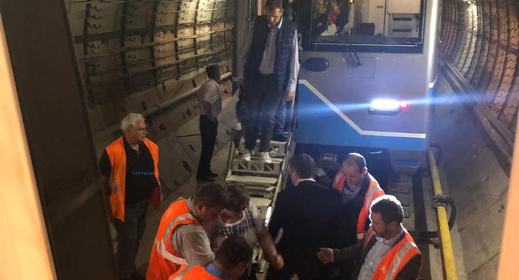 ЧП в метро Москвы: пассажиры несколько часов провели под землей