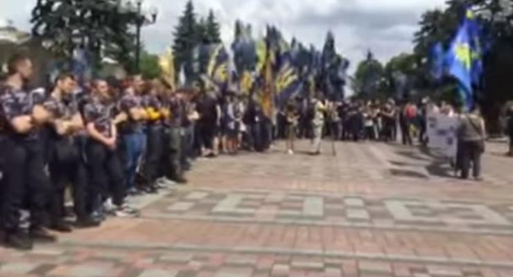 Под Радой проходит митинг: Националисты требуют принять новый закон о выборах