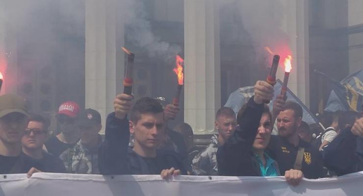 "Молодых в Раду": Националисты продолжают митинг, зажгли файеры