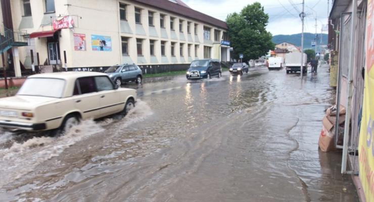 "Закарпатье затопило": Появились впечатляющие фото затопленных улиц