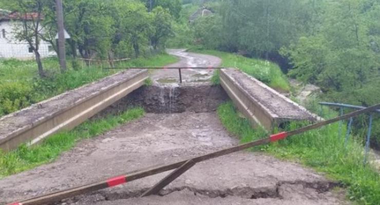 На Закарпатье паводковая волна обрушила мост