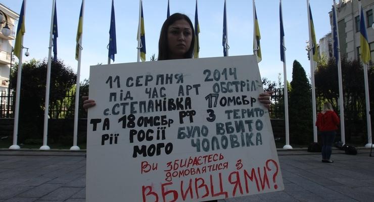 Возле АП вдовы умерших бойцов требовали не допустить референдума о мире с РФ