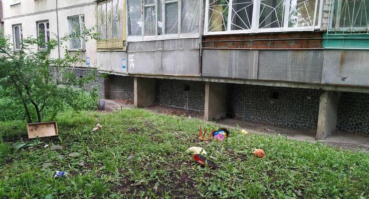 В Харькове прохожий спас выпавшего с балкона ребенка