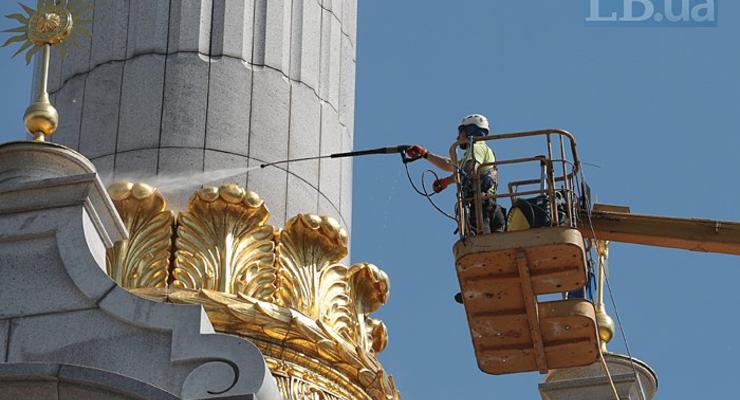 В Киеве впервые за всю историю помыли Монумент Независимости