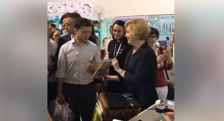 Зеленскому подарили детскую книгу "Политика для начинающих"