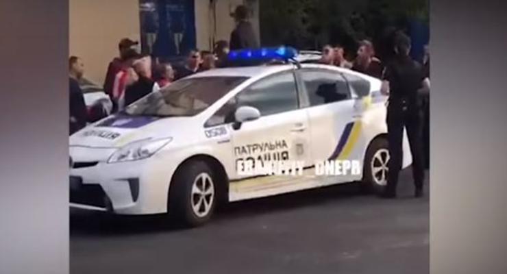 В Днепре толпа забросала яйцами полицейский автомобиль