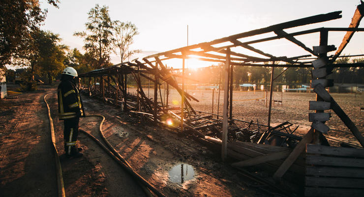 В парке Муромец киевлянам сожгли волейбольное поле с трибунами