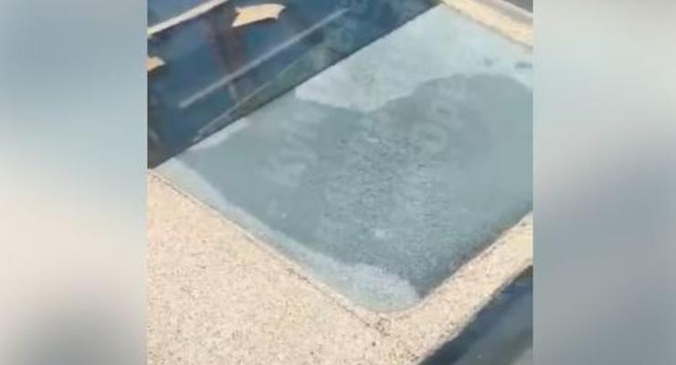 "Еще одно стекло утомилось": в Киеве уже третий раз меняют стекло на новом мосту