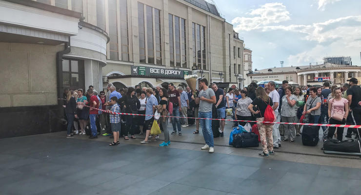В Киеве заминировали Центральный вокзал: территорию оцепили, всех пассажиров эвакуировали
