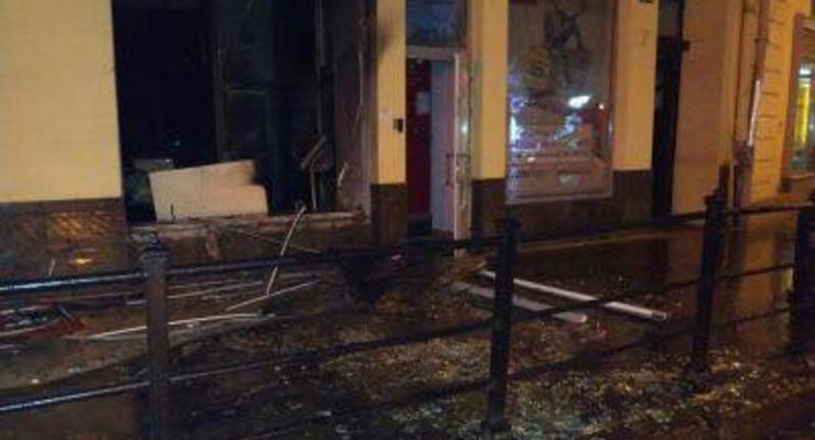 Во Львове неизвестные подожгли российский банк в центре города