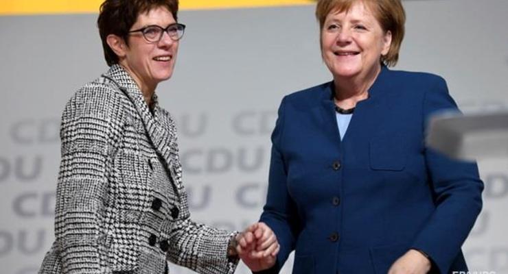 Меркель разочаровалась в своей преемнице - СМИ