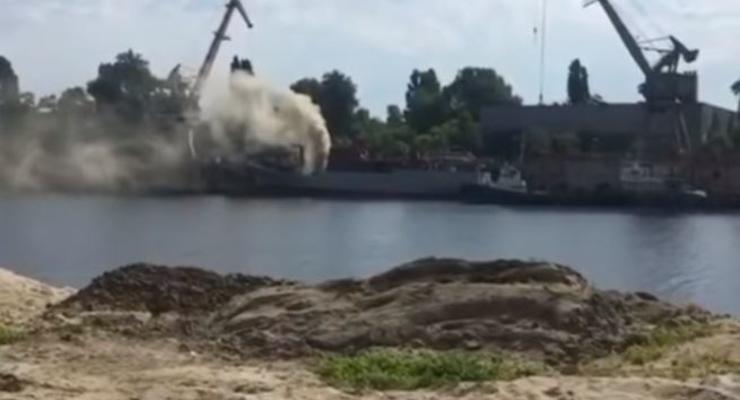В Киеве горит корабль на заводе "Кузница на Рыбальском"