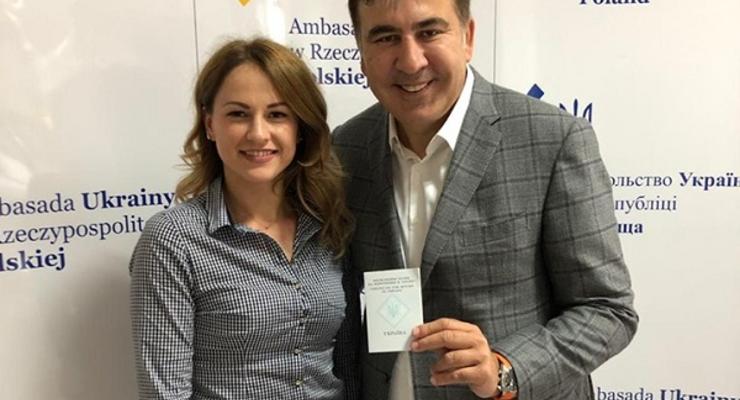 Саакашвили получил удостоверение от консула и уехал в аэропорт