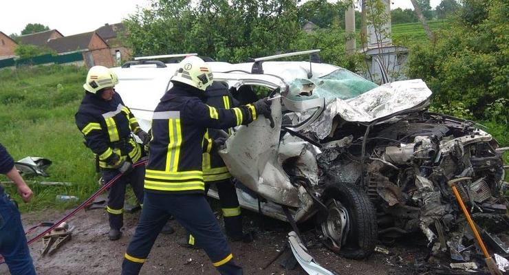 Автомобиль влетел в фуру на Тернопольщине: трое погибших