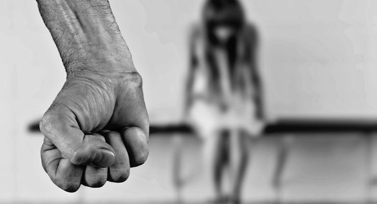 В Фастове мужчина со своим другом два года насиловал дочерей и их малолетнюю подругу