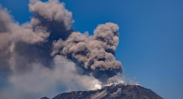 В Италии проснулся вулкан Этна: Очевидцы делятся видео извержения
