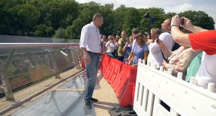 В Киеве стекла на новом пешеходном мосту заменят на бронированные