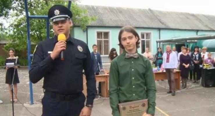 Житомирского подростка наградили за спасение двух утопающих деток
