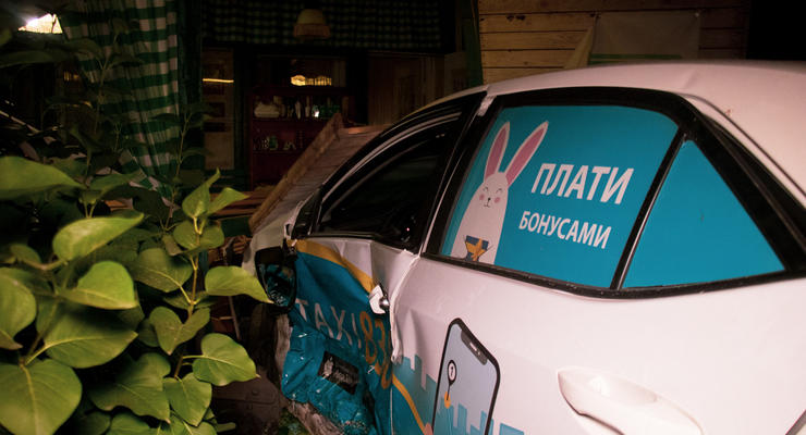 В Киеве такси врезалось в террасу ресторана