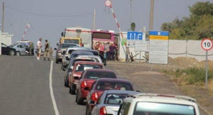На Донбассе в очередях на КПП застряли 165 авто