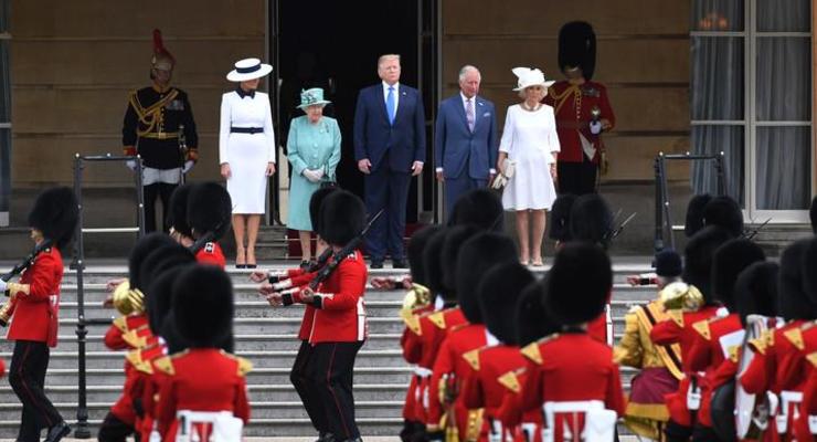 Королева Елизавета II приняла Трампа с женой