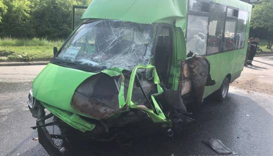 В Харькове в ДТП разбилась маршрутка: 15 пострадавших