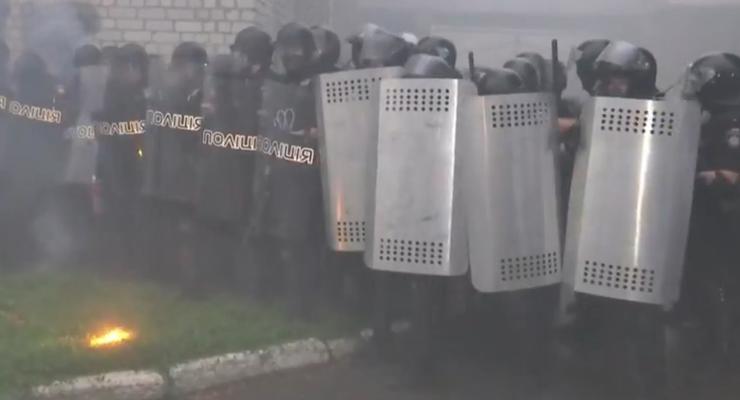 В Переяславе активисты забросали полицию петардами