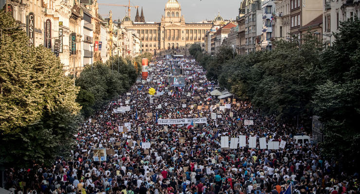 В Праге крупнейшая за тридцать лет акция протеста