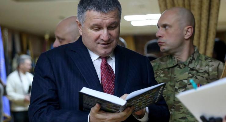 В Верховной Раде собирают подписи за отставку Авакова