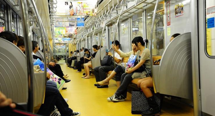 В Японии поезд метро сошел с рельсов