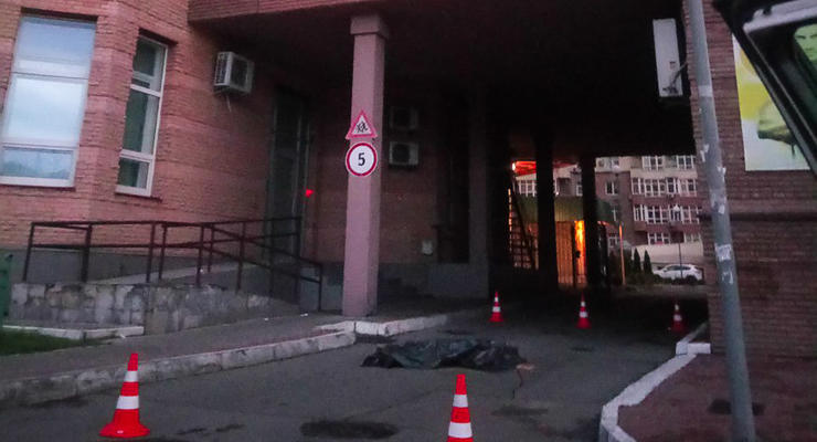 В Киеве девушка выпрыгнула из окна, оставив предсмертное видео