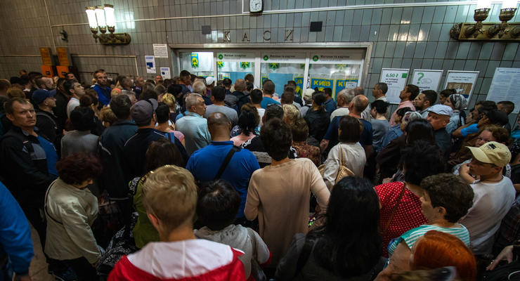 Киевское метро отказывается от жетонов: На станциях очереди и давка
