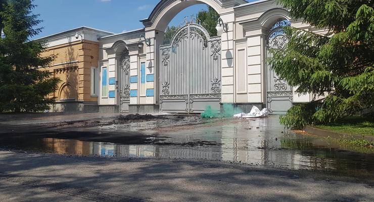 Акция оуновцев у дома Порошенко: на место приехали спасатели